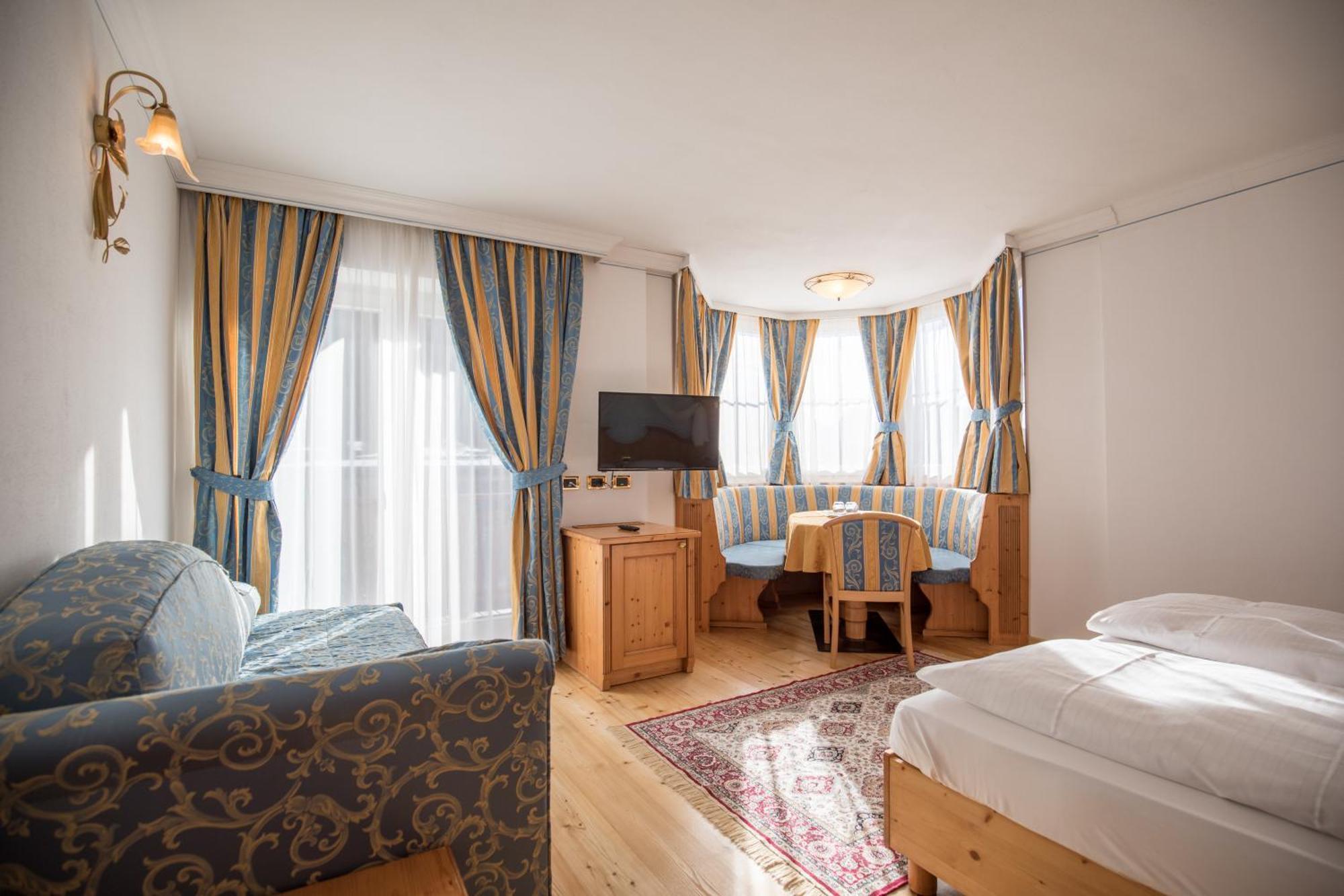 Hotel Chalet All'Imperatore มาดอนนาดีกัมปิโญ ภายนอก รูปภาพ