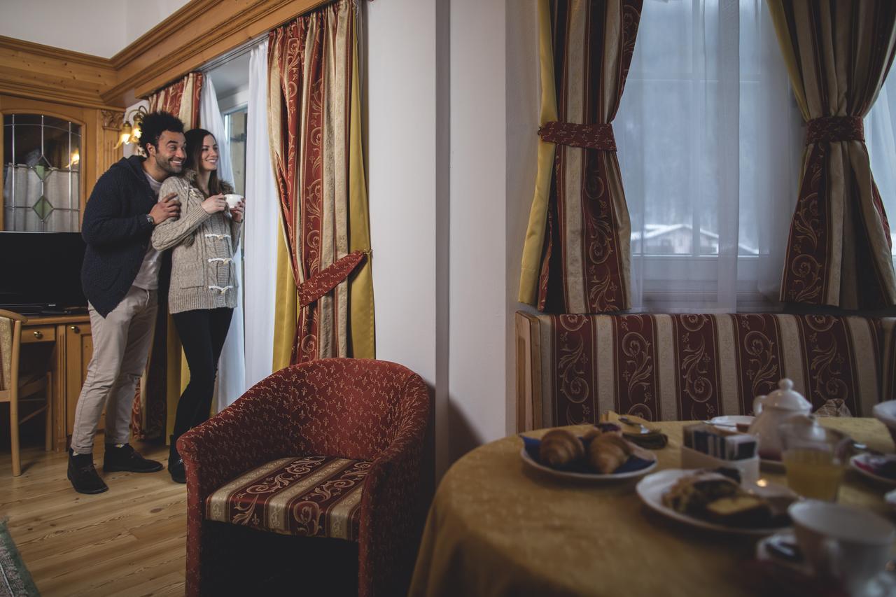Hotel Chalet All'Imperatore มาดอนนาดีกัมปิโญ ภายนอก รูปภาพ