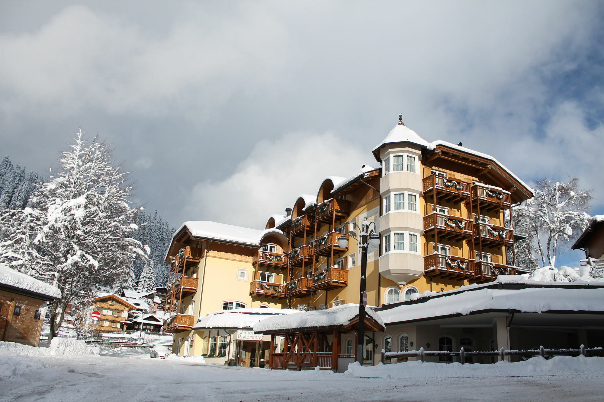 Hotel Chalet All'Imperatore มาดอนนาดีกัมปิโญ ภายนอก รูปภาพ